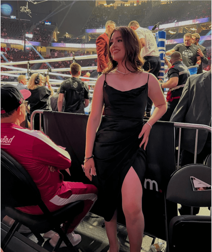 En las peleas de su famoso padre, por ejemplo, suele acaparar la atención por los diseños con los que se le ve apoyarlo desde el público.