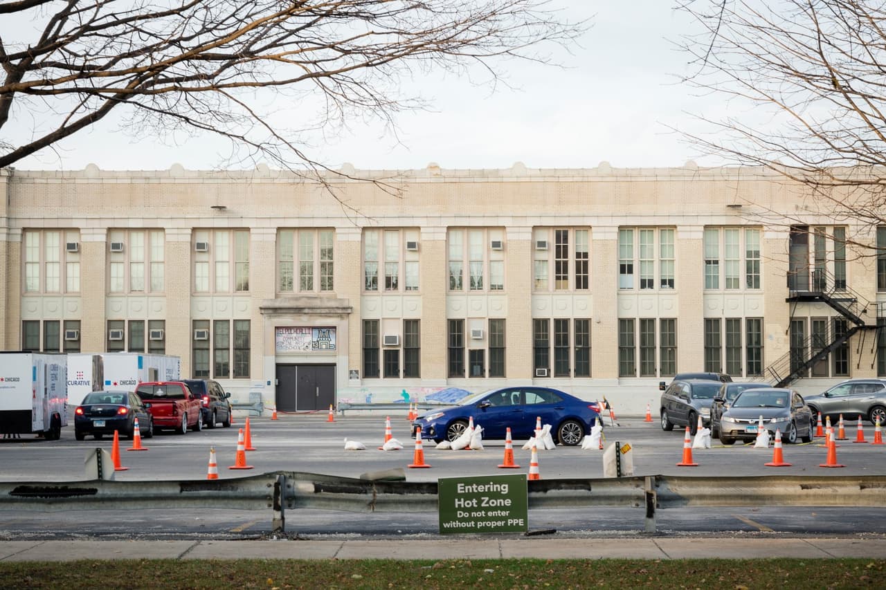Desde mayo, el estacionamiento de la escuela Saucedo se ha transformado en un sitio de pruebas gratuitas de la ciudad. Este otoño, la fila de autos que esperaban por pruebas a menudo se extendía por cuadras.