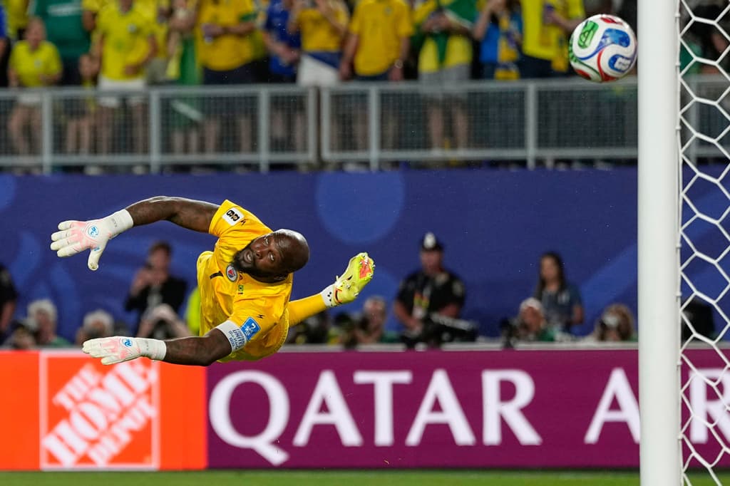 El portero de Haití, Johny Placide, intenta alcanzar el balón durante el partido de fútbol del Grupo C de la Copa del Mundo entre Brasil y Haití en Filadelfia, el viernes 19 de junio de 2026. (Foto AP/Matt Slocum)