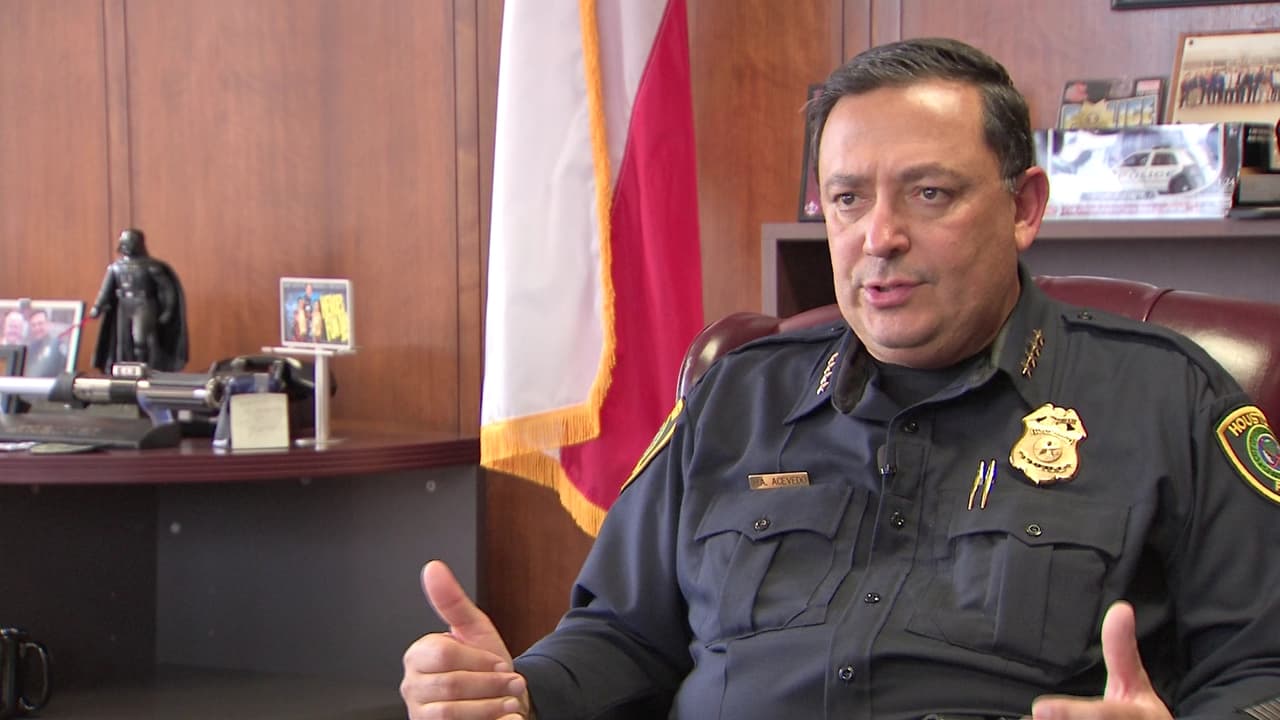 El comandante del Departamento de Policía de Houston, el quinto más grande de EEUU, afirma que los indocumentados que trabajan de forma honesta no serán perseguidos por sus oficiales. (Nótese el Darth Vader y el sable de luz -light saber- de Star Wars).