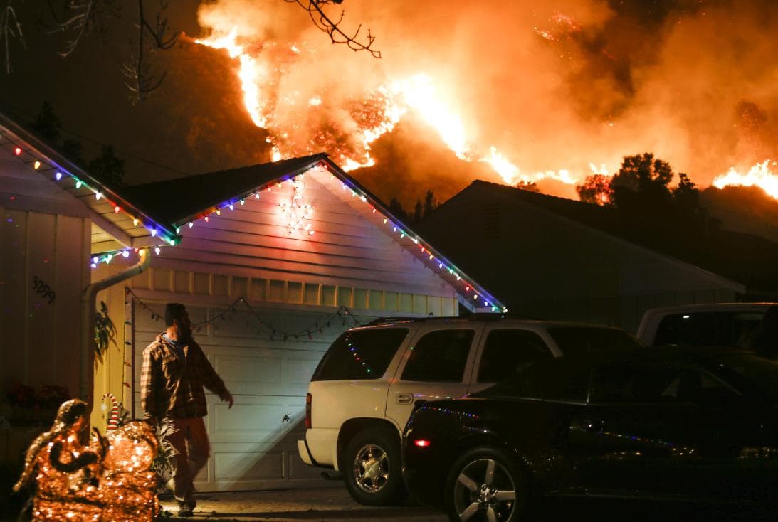 Las luces navideñas que decoraban las casas en el condado de Santa Barbara se vieron opacadas por las llamas que acechaban al vecindario en Carpinteria.