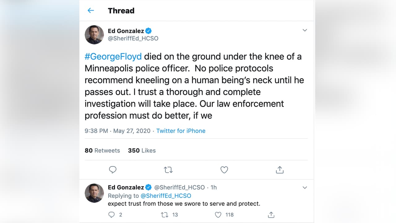 “Ningún protocolo de la policía recomienda detener a un ser humano con la rodilla en el cuello hasta lograr que se desmaye”, señaló el sheriff del condado Harris, Ed González