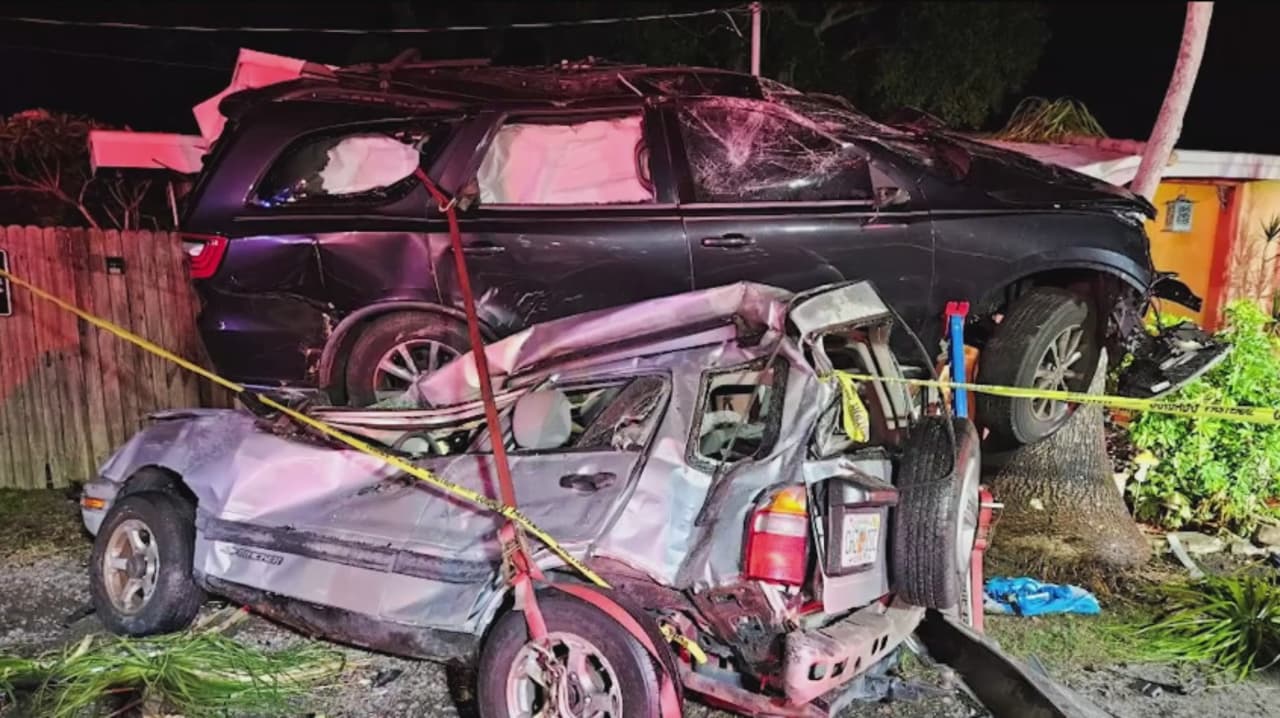 Auto conducido por menor termina en techo de casa en Clearwater tras fuerte choque