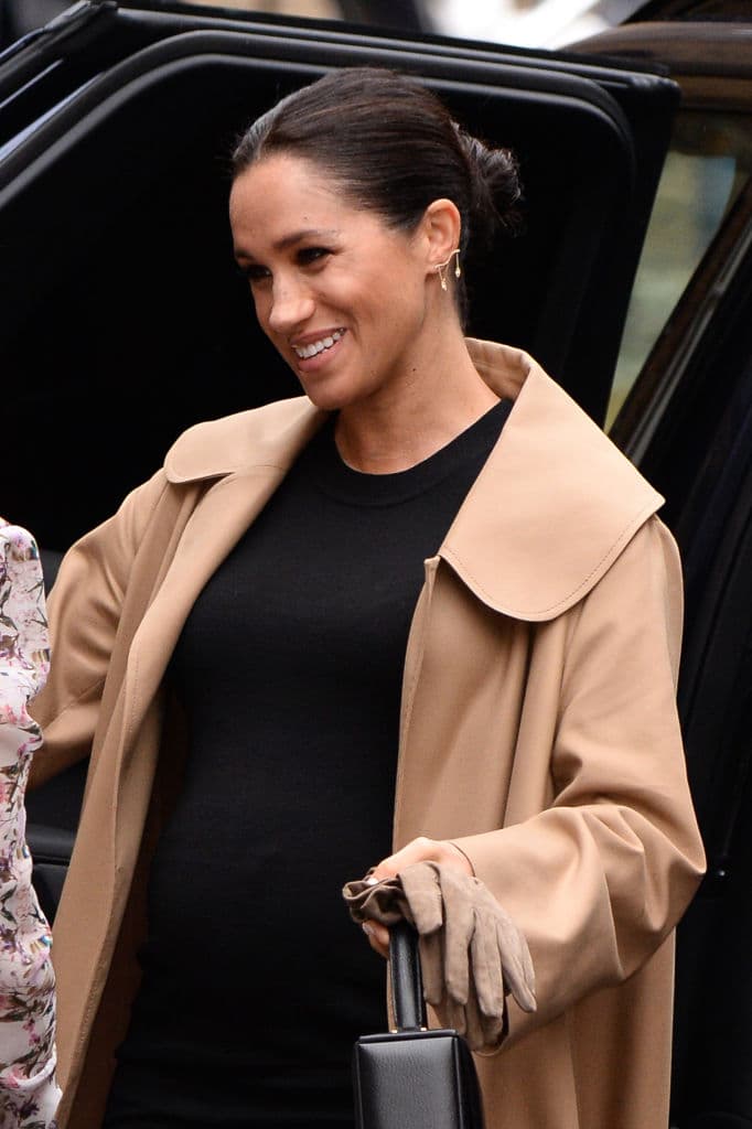 Según ¡Hola!, días después Meghan apareció usando un bolso de la cantante y diseñadora británica, era un diseño tipo cofre en negro.
<br>