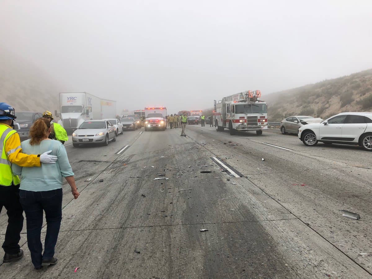 Unos 10 vehículos de bomberos y 14 ambulancias acudieron a la escena para atender a los heridos, reportó el Departamento de Bomberos del condado de San Bernardino.