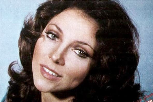 Empezamos con Verónica Castro, a quien podemos disfrutar en 'Rosa Salvaje' por Univision tlnovelas. ¡No te pierdas su gran actuación!