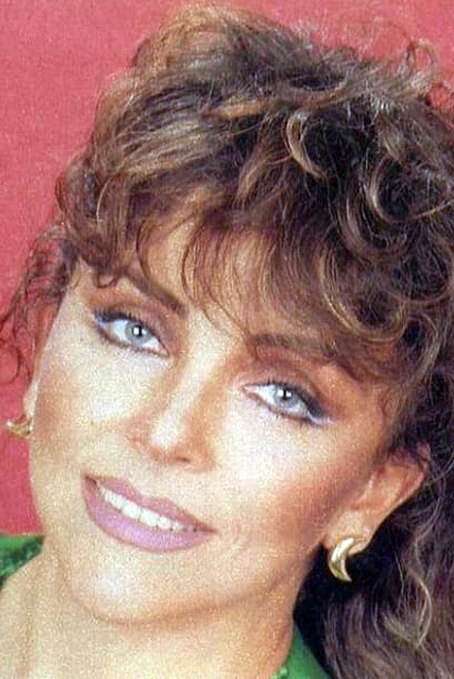 Consiguió su primer empleo como actriz de fotonovelas en "Chicas".