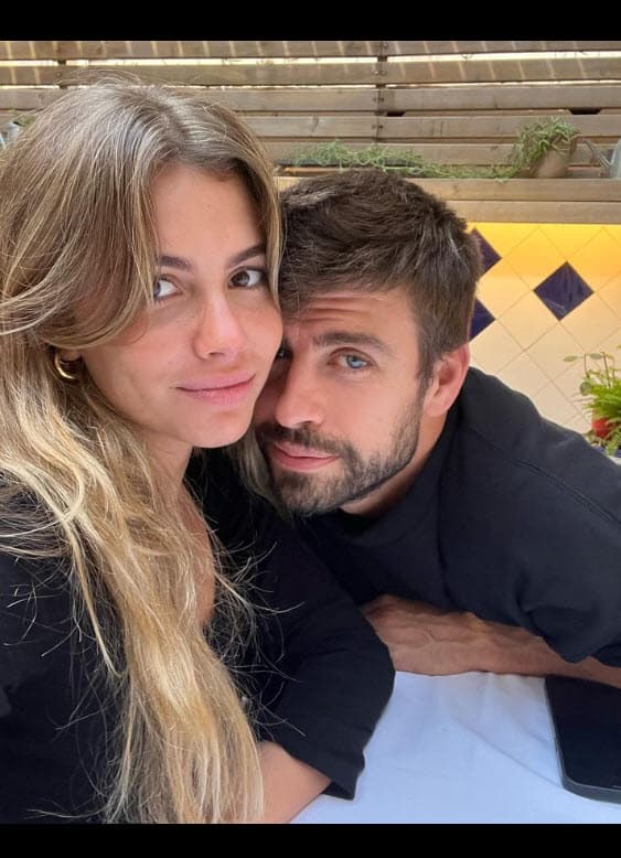 El supuesto engaño también parece asomarse en la 
<b><a href="https://www.univision.com/famosos/letra-nueva-cancion-de-shakira-contra-su-ex-pique-clara-chia" target="_blank">nueva canción de Shakira, 'Bzrp Music Sessions, Vol. 53'</a></b>, en donde lanza fuertes 'dardos' y reclamos hacia su ex y su actual novia (con quien aparece ahora en esta controvertida imagen). 
<br>