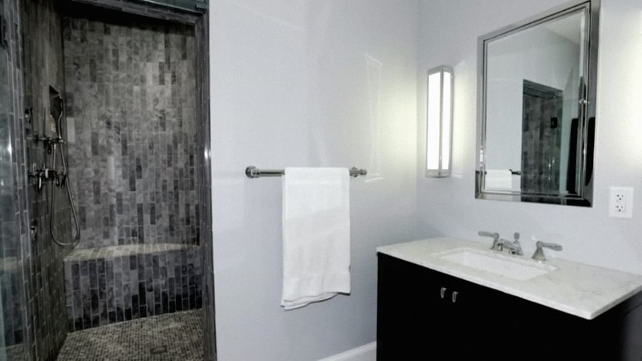 Maxwell Rabin, un corredor de TTR Sotheby's International Realty dijo a
<i><b><a href="https://www.washingtonpost.com/news/reliable-source/wp/2017/05/31/the-obamas-are-buying-their-rental-home-in-washington/?utm_term=.721be8781758" target="_blank">The Washington Post</a></b></i> que los precios en la zona están en franco ascenso, ya que la casa que ahora los Obama compraron por 8.1 millones había sido vendida en 2014 por 5,3 millones.