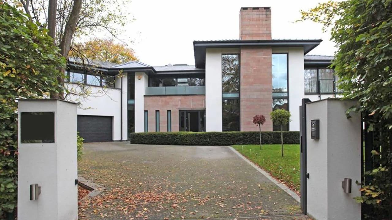 <b>Paul Pogba</b>
<br>Pagó 3.7 millones de euros por una mansión lujosa de Cheshire, que tiene alberca, mesa de billar, sauna, un salón de juegos, una cocina gigante y cinco habitaciones, la principal con un vestidor enorme.