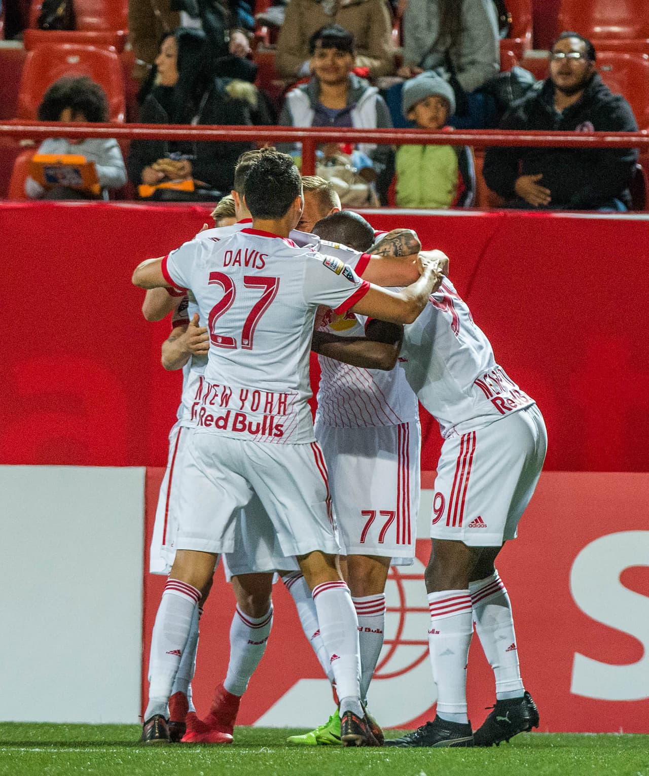 Para complicar más la situación, al minuto 22 del segundo tiempo, Wright Phillips repitió la dosis y puso el 0-2 a favor de los visitantes.