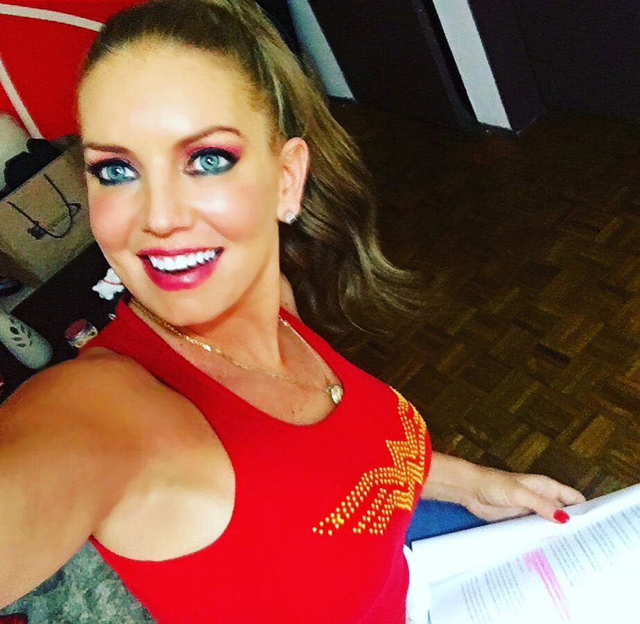 "Ya nos dieron de alta y estamos en casa gracias a Dios, estable y recuperándose. Dios con nosotros. Amén. Bendiciones siempre y nuestro amor", relató la mamá primeriza.
<br>