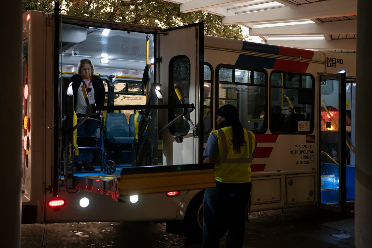 Univision, KHOU-11 y el Fondo Educativo de NALEO se han unido para ayudarlo en el proceso de votación. Si no sabe a dónde puede ir a votar, el horario de las casillas de votación, qué identificaciones son permitidas para votar, o si tiene algún problema al momento de ejercer su voto, llame a la línea Informativa y de Protección del Votante de NALEO, al 1-888-VE-Y-VOTA, 1-888-839-8682.
<br>
<br>La línea estará abierta de 6:00 de la mañana a 8:00 de la noche.
