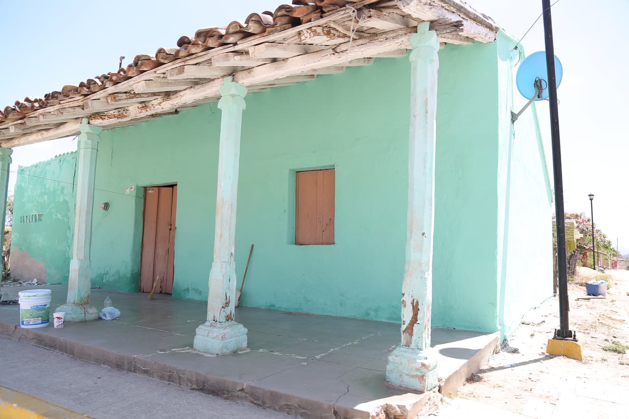 La gente acostumbra sentarse en los pórticos a tomar la brisa.