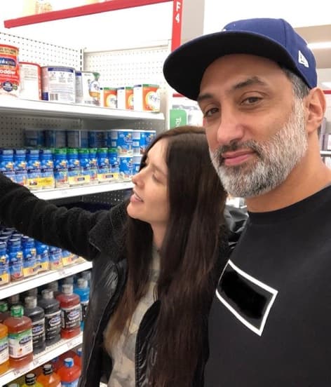 El pasado miércoles, 30 de octubre, Seely publicó en Instagram una fotografía de
<b> la primera vez que Bella salió de la casa</b>. En la imagen se ve al empresario en primer plano, mientras que a su lado se aprecia a la actriz, tapando en gran parte el cargador en el cual iba su bebé.