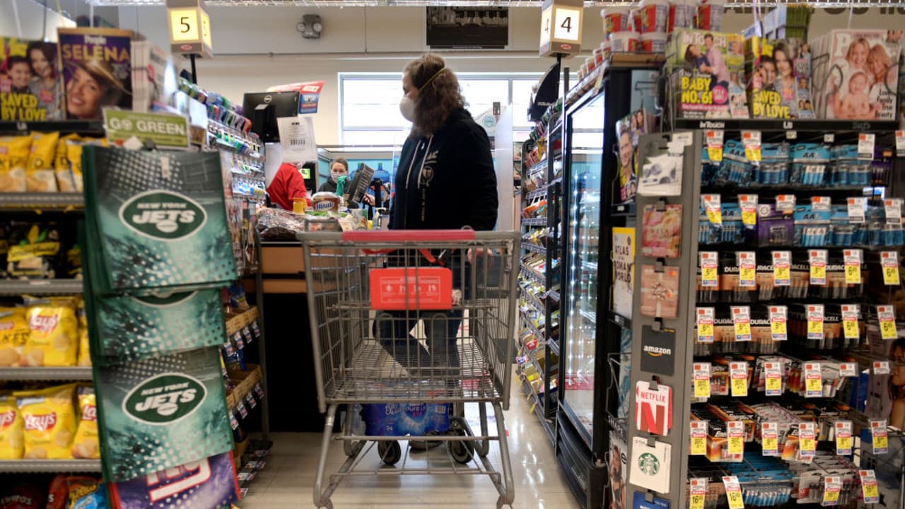 "Está todo muy caro": preocupación por los altos precios de los alimentos y la gasolina en California