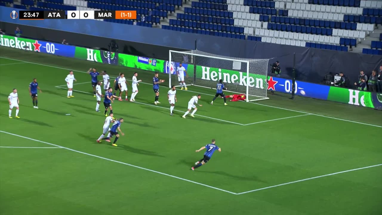 ¡TIRO ATAJADO! disparo por Charles De Ketelaere.