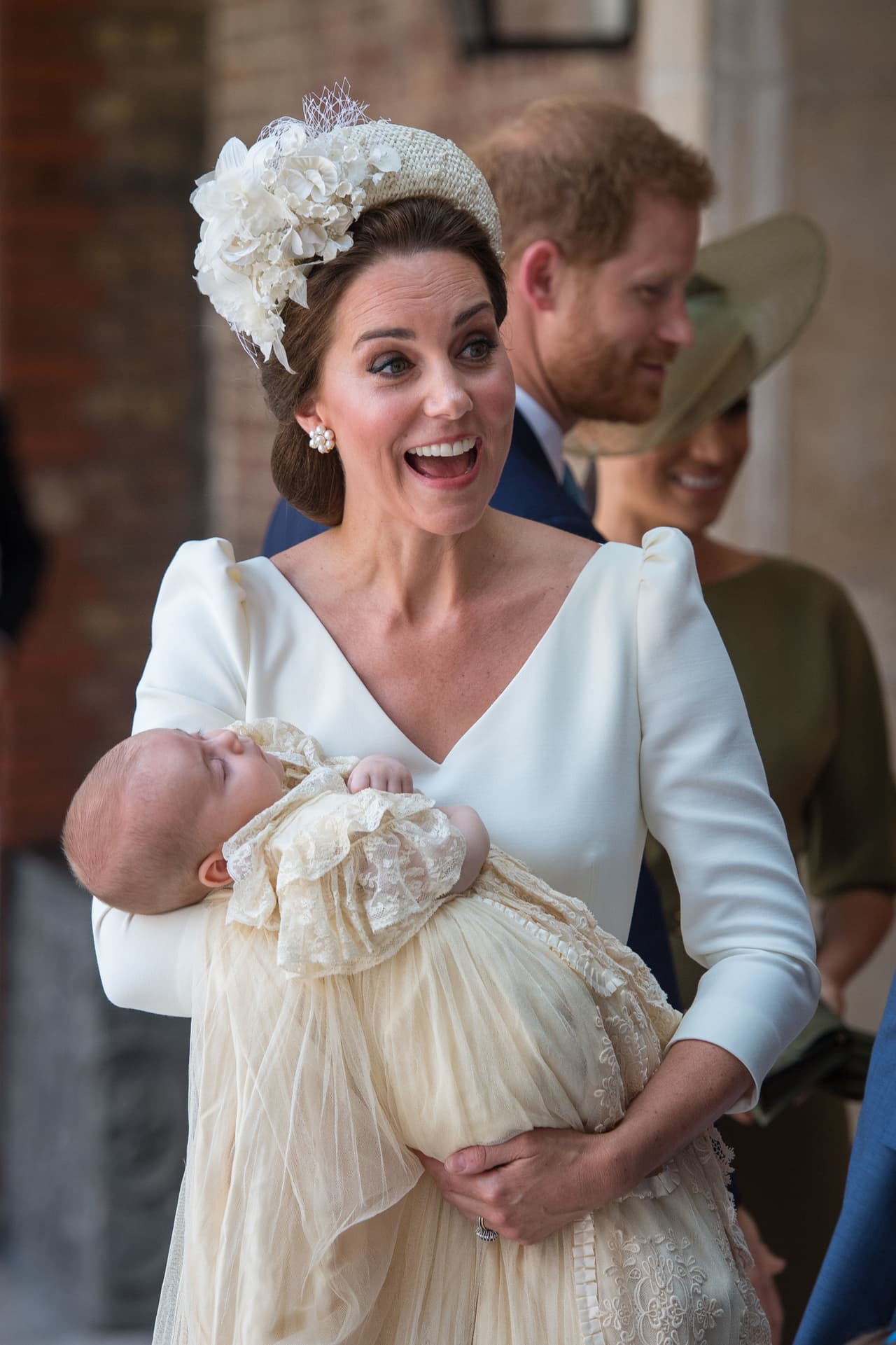Diversos medios británicos y estadounidenses han informado que se espera que Archie porte el mismo faldón o vestido de bautizo que han usado sus primos, el príncipe George, la princesa Charlotte y el príncipe Louis (foto).