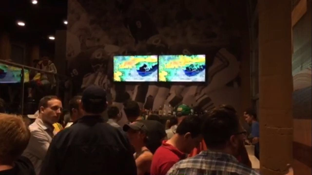 Los seguidores colombianos y chilenos aguardaron en el interior del Soldier Field hasta que terminó la tormenta eléctrica en Chicago para que se pudiera reanudar la semifinal de la Copa América Centenario.