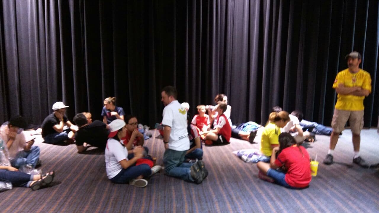 Los seguidores colombianos y chilenos aguardaron en el interior del Soldier Field hasta que terminó la tormenta eléctrica en Chicago para que se pudiera reanudar la semifinal de la Copa América Centenario.