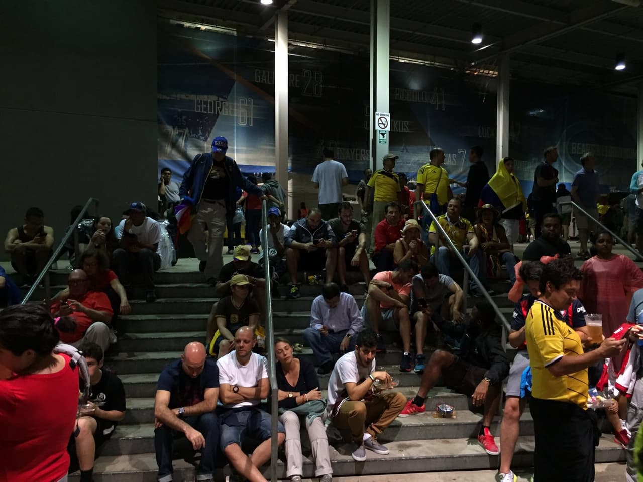 Los seguidores colombianos y chilenos aguardaron en el interior del Soldier Field hasta que terminó la tormenta eléctrica en Chicago para que se pudiera reanudar la semifinal de la Copa América Centenario.