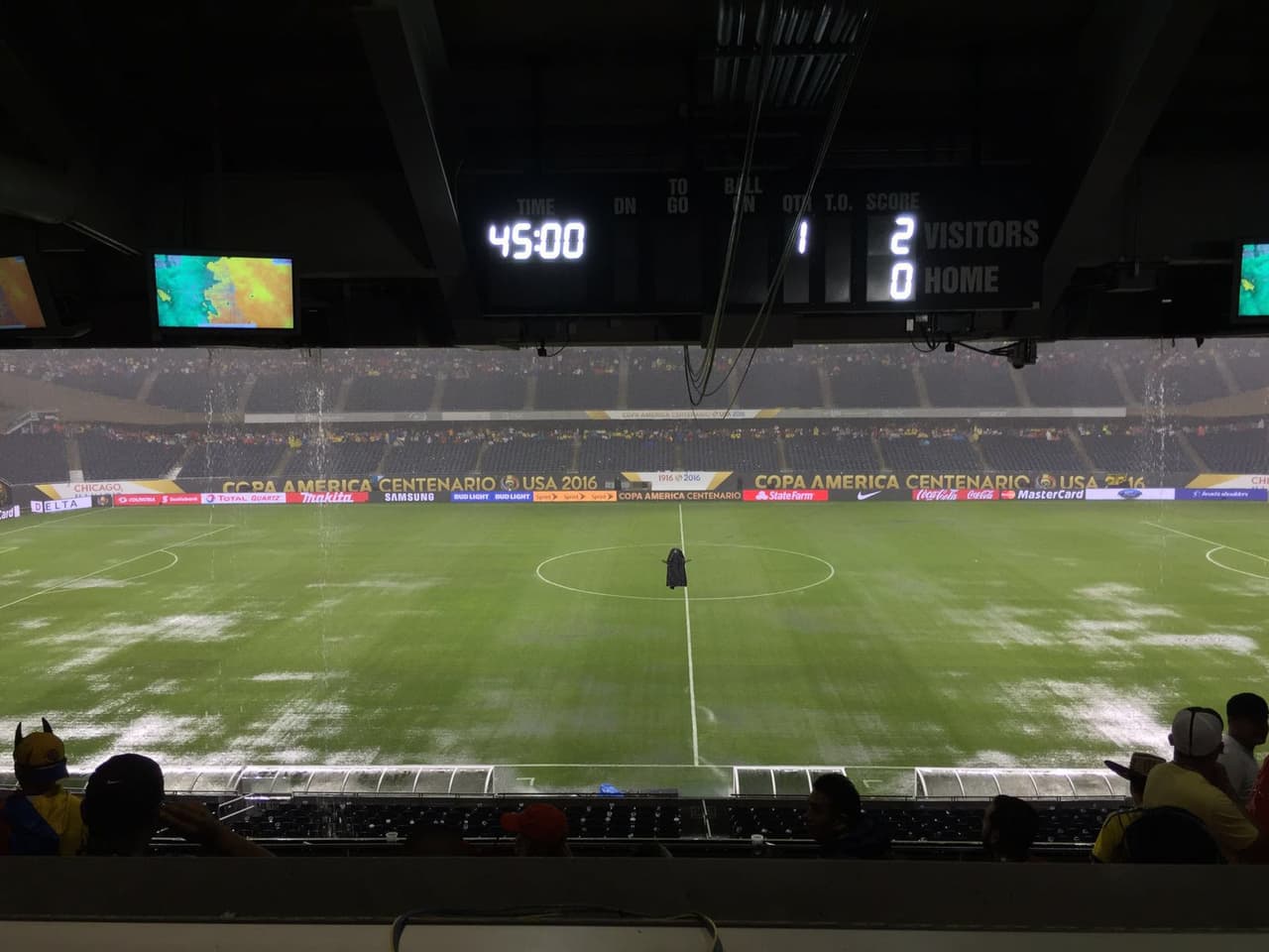 Los seguidores colombianos y chilenos aguardaron en el interior del Soldier Field hasta que terminó la tormenta eléctrica en Chicago para que se pudiera reanudar la semifinal de la Copa América Centenario.