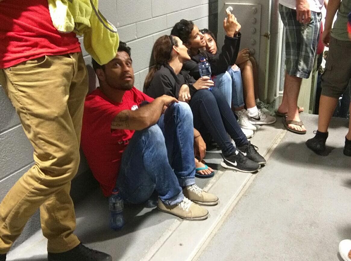 Los seguidores colombianos y chilenos aguardaron en el interior del Soldier Field hasta que terminó la tormenta eléctrica en Chicago para que se pudiera reanudar la semifinal de la Copa América Centenario.