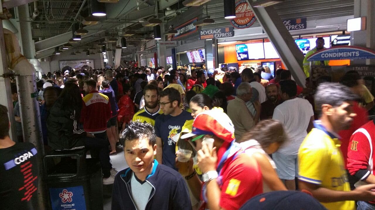 Los seguidores colombianos y chilenos aguardaron en el interior del Soldier Field hasta que terminó la tormenta eléctrica en Chicago para que se pudiera reanudar la semifinal de la Copa América Centenario.