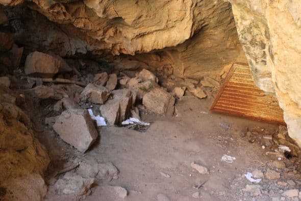 Las autoridades encontraron restos de comida y ropa que era utilizada por La Tuta. Ese fue su último escondite antes de que fuera encontrado en Morelia.