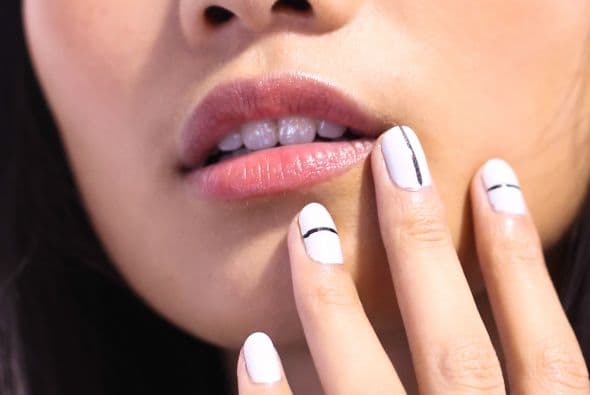 Ya sea que el detalle sea metálico o la contraparte (en negro), tus uñas lucirán elegantes y sofisticadas.