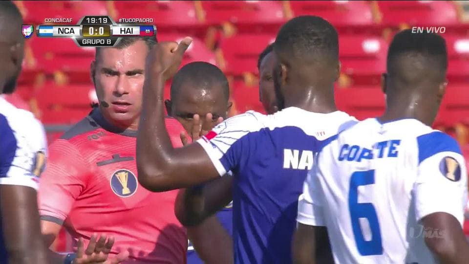 Tarjeta amarilla. El árbitro amonesta a Oscar López de Nicaragua