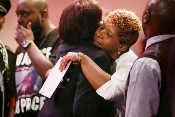 La madre de Michael es consolada por sus familiares y amigos por la muerte de su hijo.