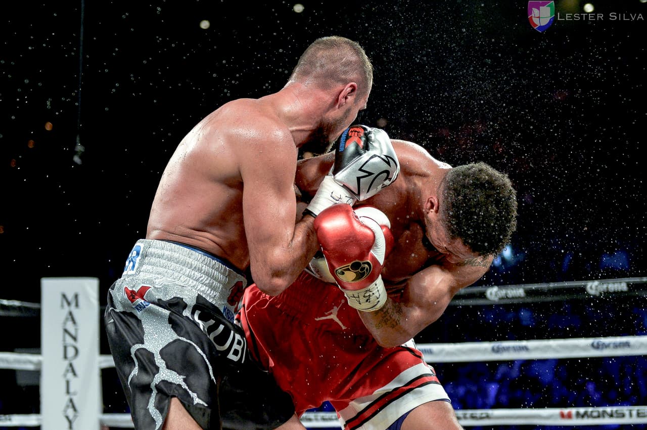 El estadounidense noqueó al ruso en el octavo asaltó y dio muestra de su gran poderío, reteniendo así los cetros de la AMB, OMB y FIB.