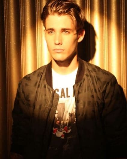 Abdiel es guapo, muy guapo, y una fiel seguidora hace lo que sea por su ídolo musical. Así que el cubano atraería muchos fans.