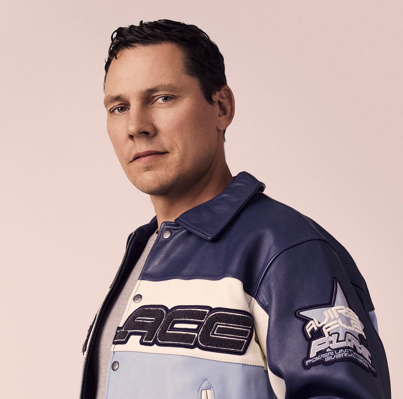 <b>Tiësto</b>
<br>
<br>
<b>Premios: </b>2