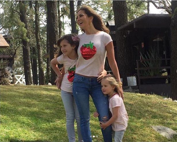 <b>Elissa Marie y Alexa Miranda</b> comparten el mismo gusto por la moda que su mamá 
<b>Geraldine Bazán</b>, 'las tres mosqueteras' lucen una T-shirt con una fresa estampada.