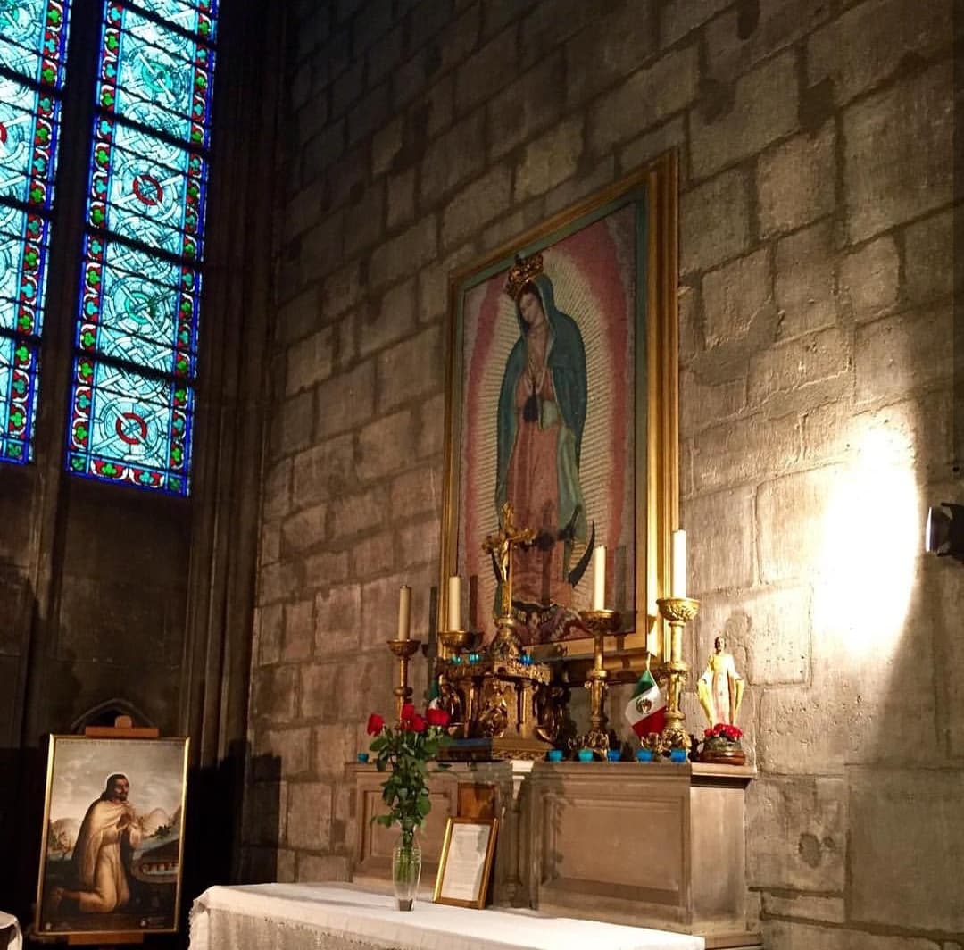Cabe señalar que en Notre Dame existe una capilla dedicada a la Virgen de Guadalupe, ubicada en la parte lateral izquierda de la catedral - y la cual no sufrió daños, al parecer.