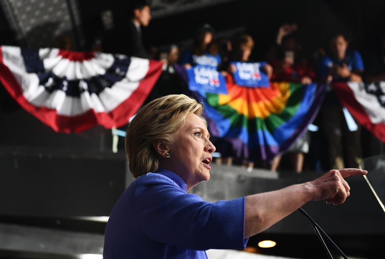 Hillary Clinton en un evento de campaña con la comunidad LGBT en un bar de Wilton Manors, Florida.