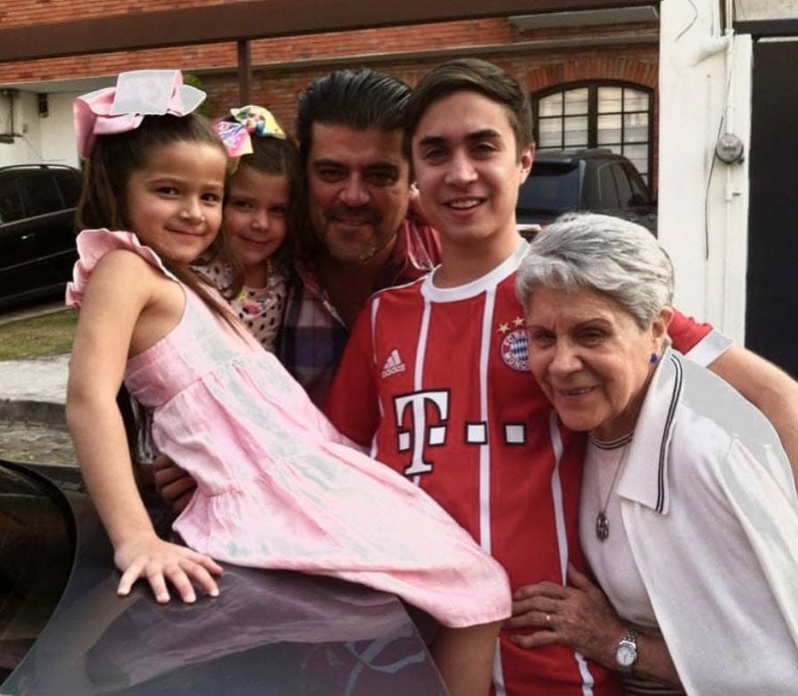 "
<b>Mis hijas están muy emocionadas</b>, mi madre que tiene 86 años está muy emocionada", relató. 
<br>