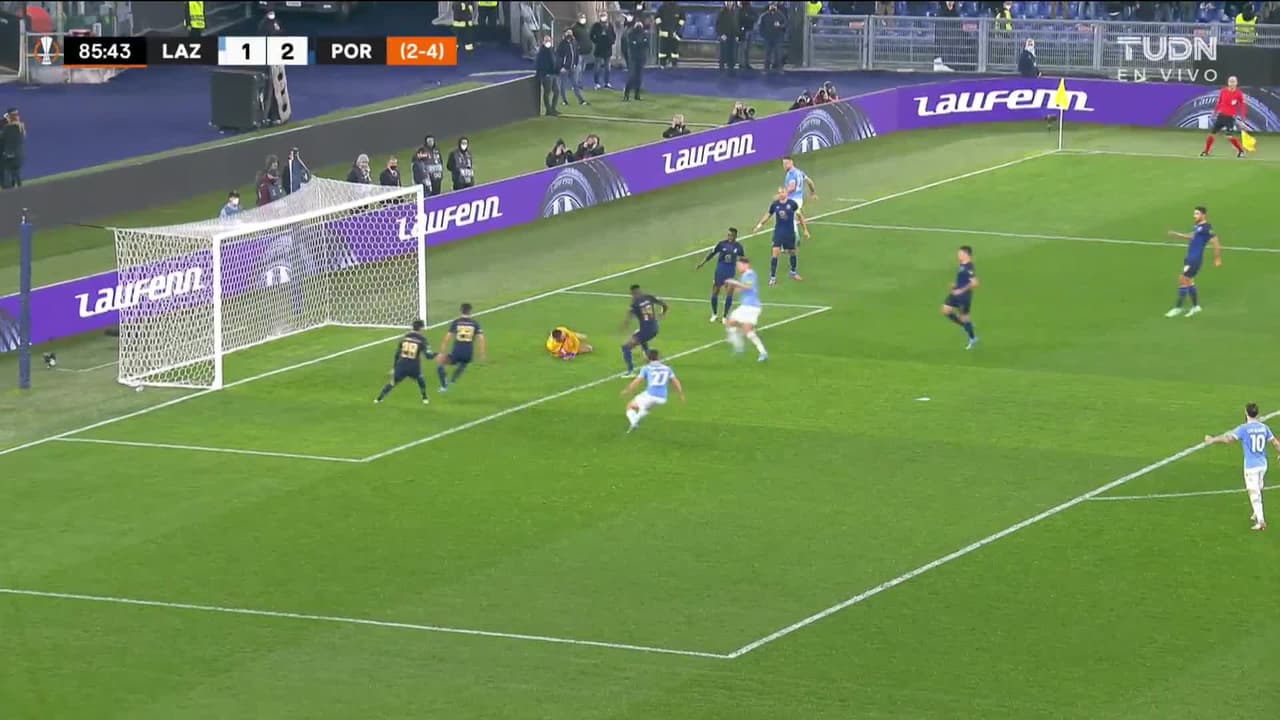 ¡TIRO ATAJADO! disparo por Ciro Immobile.