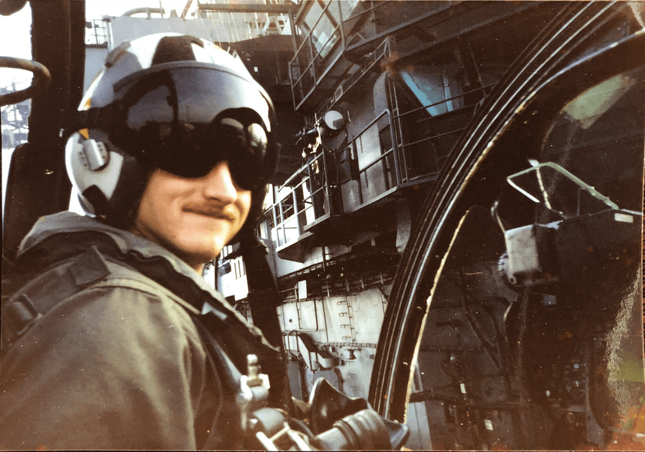 El candidato demócrata y ex astronauta, Mark Kelly, es piloto de combate de la Marina estadounidense.