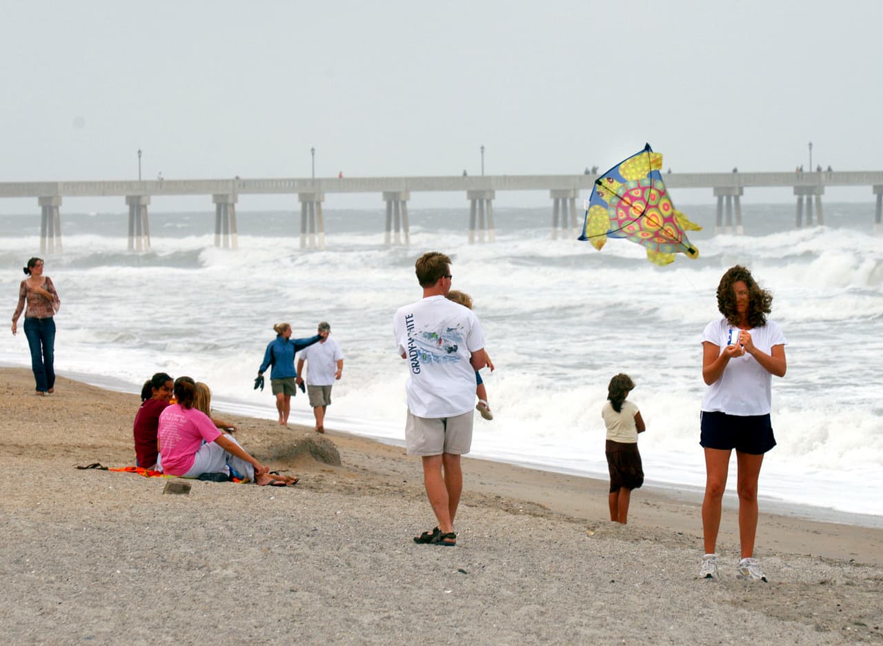 En Carolina del Norte, la playa de Surf City reabrió su acceso al público este fin de semana. Algunas restricciones se mantienen en este destino turístico, tal es el cierre de los estacionamientos y los baños públicos.