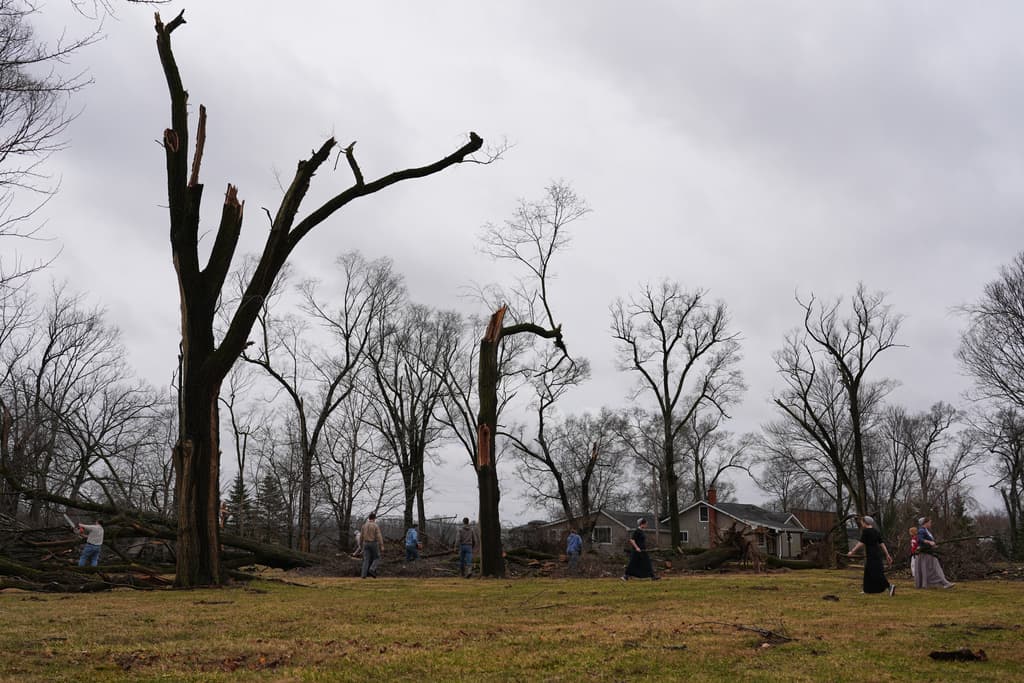 Voluntarios retiran escombros un día después de que una tormenta provocara un tornado en la zona, en Union City, Míchigan, el sábado 7 de marzo de 2026. (Foto AP/Nam Y. Huh)