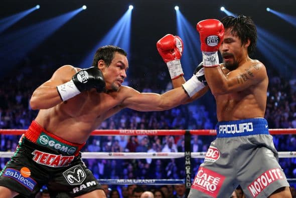 16.-Derrotando al campeón El 8 de diciembre el boxeador mexicano Juan Manuel Márquez derrotó, en Las Vegas, por nocaut en el sexto asalto al filipino Manny Pacquiao en un combate de los pesos welter. Aunque la pelea se realizó en Estados Unidos para los mexicanos fue una noticia que los dejó de boca abierta. Además el boxeador mexicano dedicó su triunfo al presidente Enrique Peña Nieto.