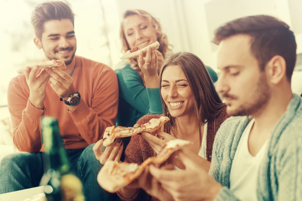 A un Sagitario le gusta hacer de las comidas todo un ritual. Asegurarse que todo esté bien, que sea un lindo local, un entorno donde pueda platicar con sus familiares o amigos, compartir cosas y que la comida sea abundante y generosa. No les gusta mucho salirse de su rutina.