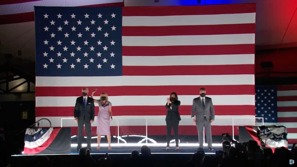 Biden y su esposa Jill aparecen en la tarima del Centro Chase junto a la senadora Kamala Harris, nominada a la vicepresidencia por el Partido Demócrata, y su esposo Douglas Emhoff después de que Joe Biden aceptó la nominación a la presidencia por el Partido Demócrata.