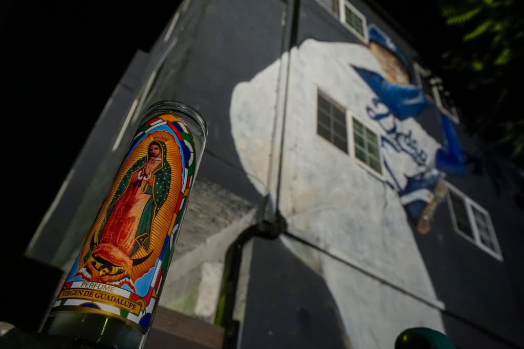 Una de las tantas veladoras de 
<b>la Virgen de Guadalupe</b> que este martes 22 de octubre, en horas de la noche, fueron encendidas en Los Ángeles, California, tras informarse 
<b><a href="https://www.univision.com/local/los-angeles-kmex/fallece-fernando-valenzuela-lanzador-mexicano-los-angeles-dodgers" target="_blank">la muerte de Fernando Valenzuela, a los 63 años</a></b>.