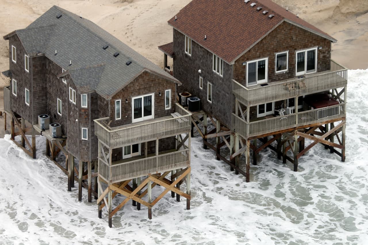 La fuerza de Florence arrastró las aguas del océano hacia las casas en la costa de Rodanthe, Carolina del Norte. El Centro Meteorológico Nacional asegura que las inundaciones continuarán en los próximos días.