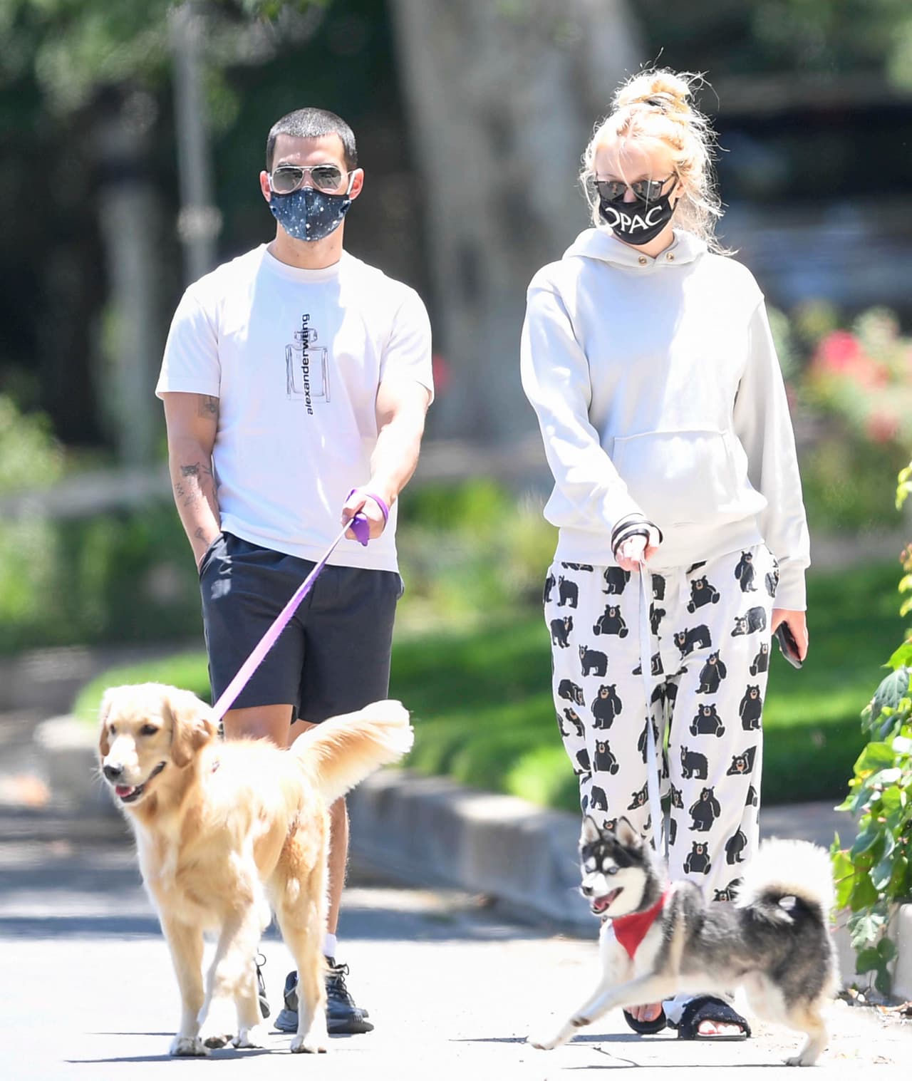 Unas semanas antes y estando todavía embarazada, Sophie Turner fue captada paseando a sus mascotas, en compañía de su esposo. La estrella de 'Game of Thrones' no tuvo problema con salir de su casa usando su pijama de ositos.