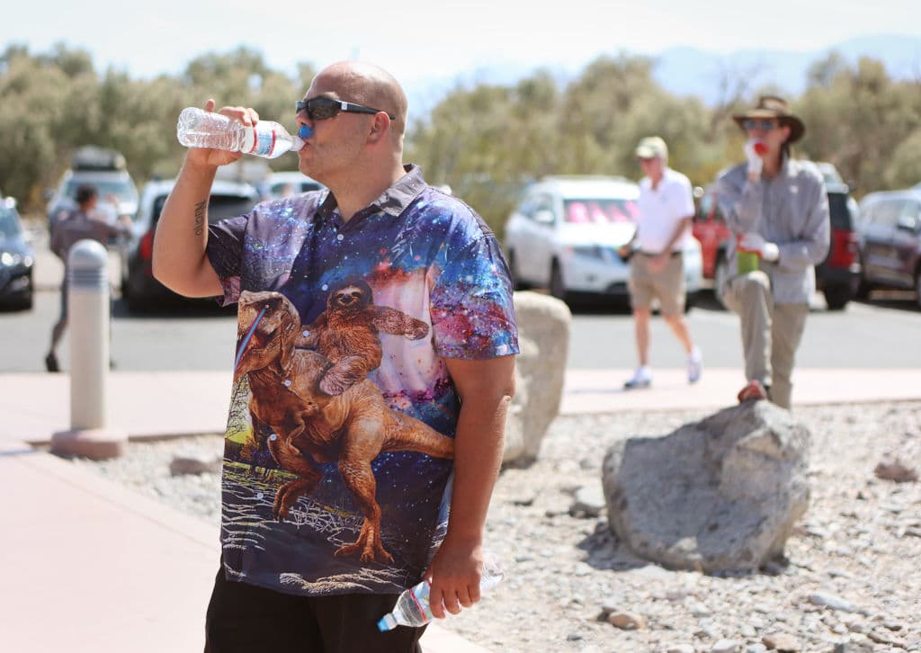Desde Wisconsin, Shaun Slack intentaba manejar las altas temperaturas tomando mucha agua.